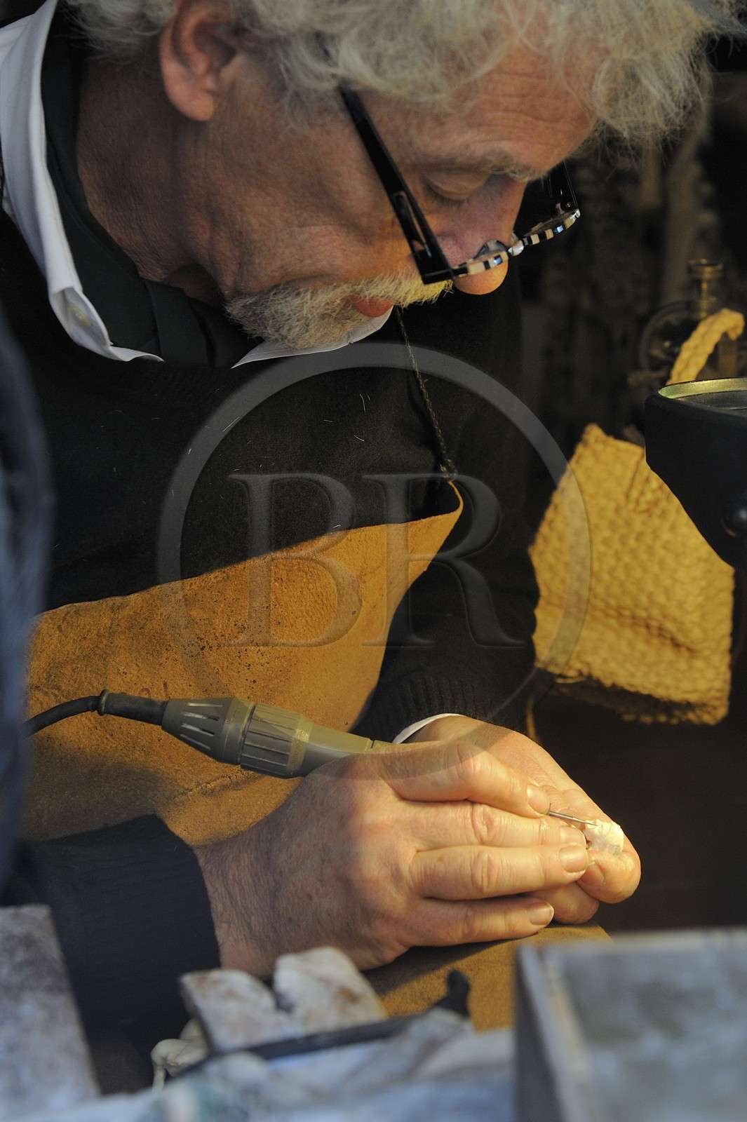 France, Seine-Maritime (76), Dieppe, le sculpteur d’ivoire Philippe Ragault dans son atelier