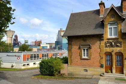 France, Moselle (57), Vallée de la Fensch, Hayange, usine sidérurgique, les derniers Hauts-fourneaux (dit de Florange) du groupe ArcelorMittal, ancien maison du gardien du chateau des Wendel