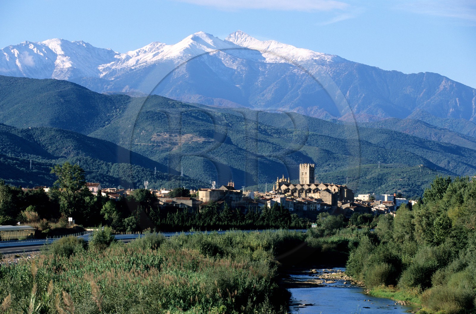 France, Pyrénées-Orientales (66), village d'îlle-sur-Têt et le pic du Canigou dans le Ribéral