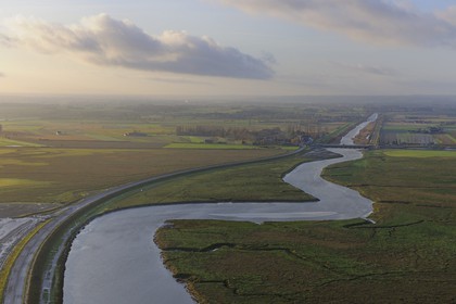 France, Manche (50), Baie du Mont-Saint-Michel, le nouveau barrage conçu pour gérer efficacement les chasses du Couesnon ici à marée haute
