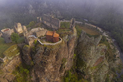 France, Haute-Loire (43), vallée de la Loire, Arlempdes, labellisé les Plus beaux villages de France, ruines du chateau perché sur un rocher basaltique (dyke volcanique) qui surplombe un méandre de la Loire (vue aérienne)