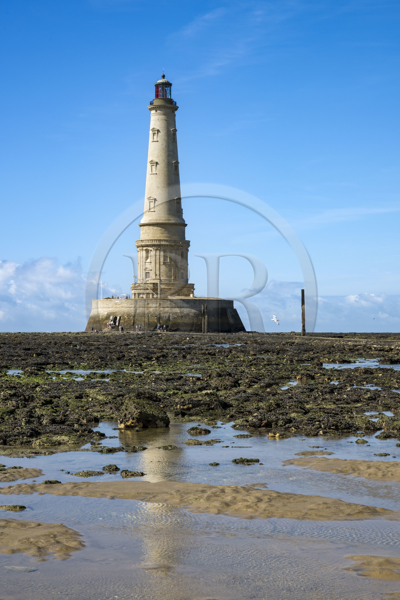 France, Gironde (33), le Verdon-sur-Mer, plateau rocheux de Cordouan à marée basse, phare de Cordouan, classé Patrimoine Mondial de l'UNESCO