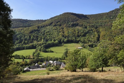 France, Cantal (15), Parc Naturel Régional des Volcans d’Auvergne, vallée de Brezons, le hameau du Bourguet