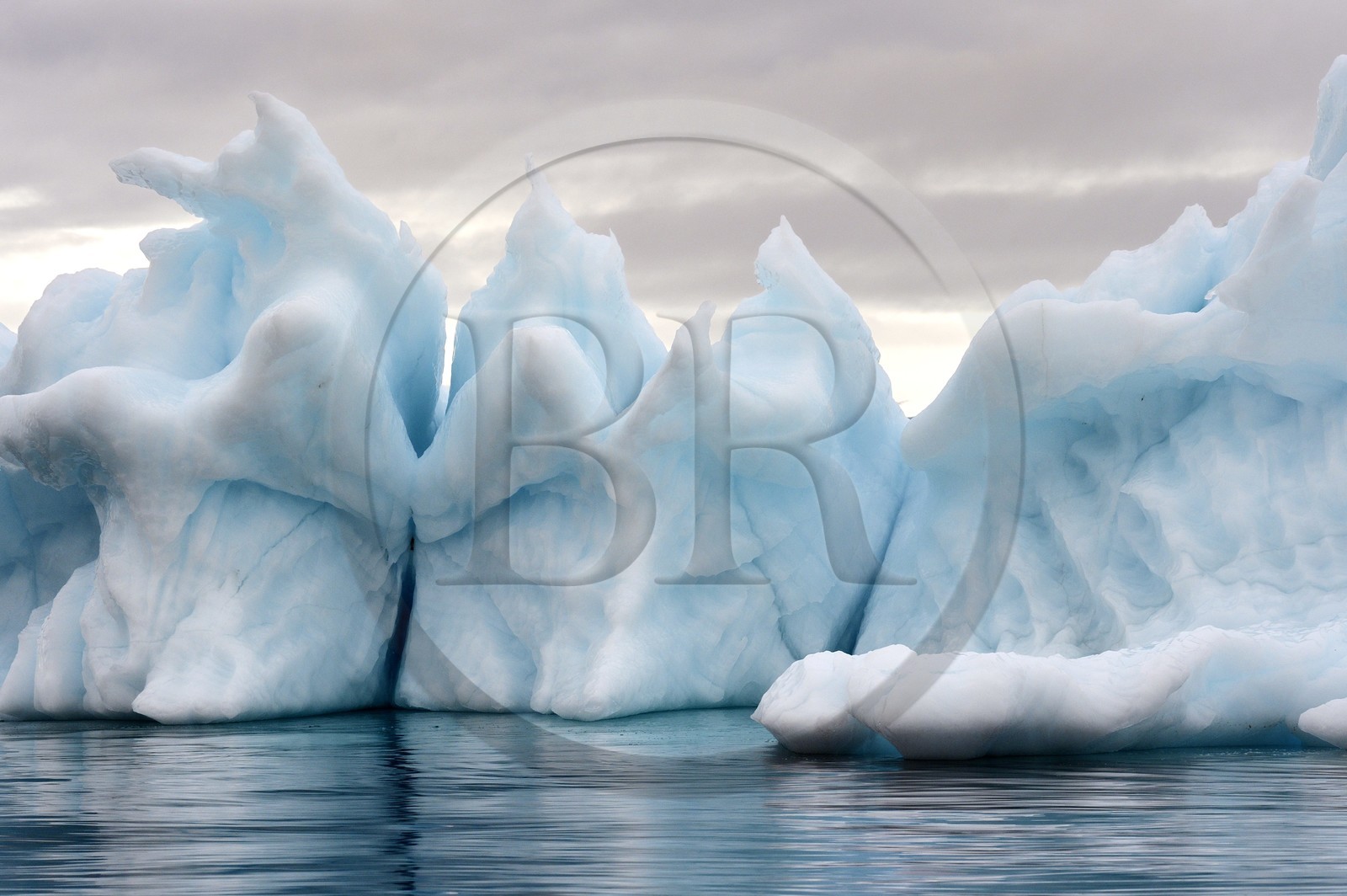 Groenland, cote Nord-Ouest, mer de Baffin, iceberg dans Inglefield Fjord vers Qaanaaq