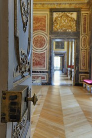 France, Yvelines (78), château de Versailles, classé Patrimoine Mondial de l'UNESCO, les Grands Appartements, appartement de la Reine, détail d'une serrure