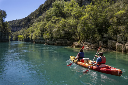 Var (83) rive gauche et Alpes-de-Haute-Provence (04) rive droite, Parc Naturel Régional du Verdon, Basses Gorges du Verdon en aval du lac de Sainte Croix, découverte en kayak des gorges de Baudinard