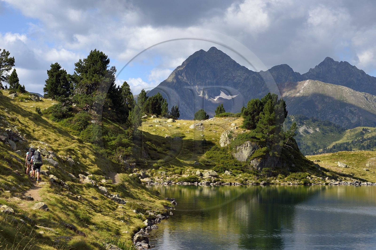 France, Hautes-Pyrénées (65), Saint-Lary-Soulan et Vielle-Aure, randonnée sur une variante du GR10 entre le col de Portet et les lacs de Bastan en bordure de la réserve naturelle de Néouvielle, lac de Bastan inférieur