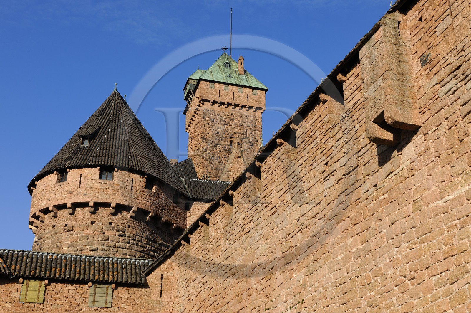 France, Bas-Rhin (67), le château du Haut-Koenigsbourg, le donjon vu depuis l'Est et mur d'enceinte longeant le parc aux bêtes du côté sud