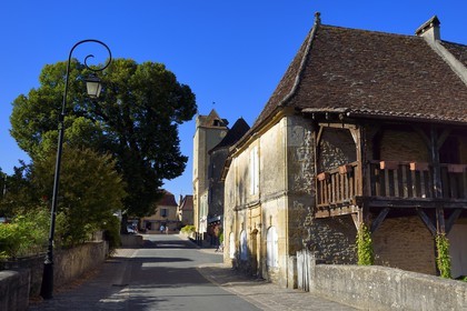 France, Dordogne (24), Périgord Noir, Trémolat, le coeur du village et l'église Saint-Nicolas en arrière plan