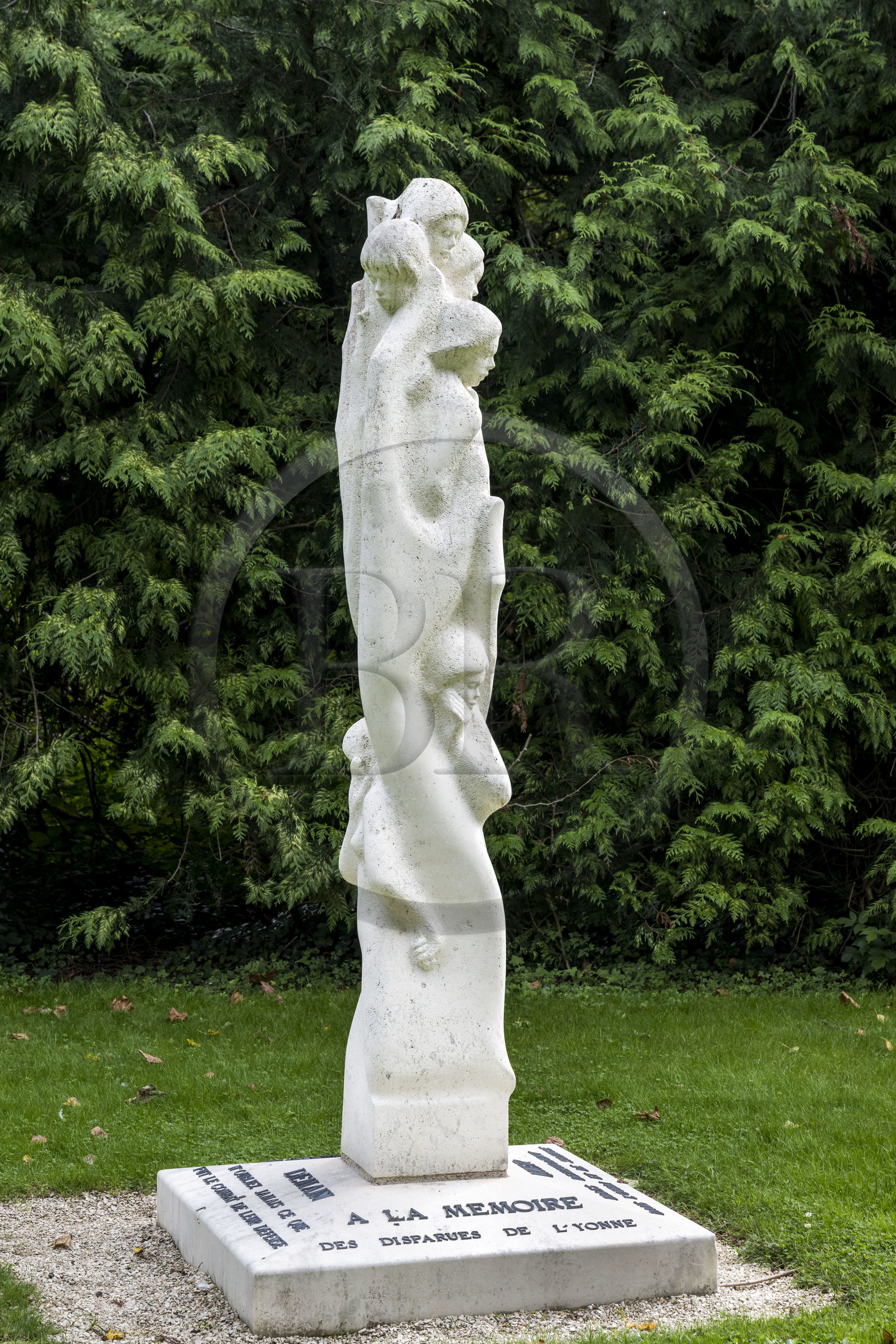 France, Yonne (89), Auxerre, square Christian Jambert, hommage à la mémoire du gendarme Christian Jambert et statue érigée en 2005 au nom des sept disparues de l’Yonne