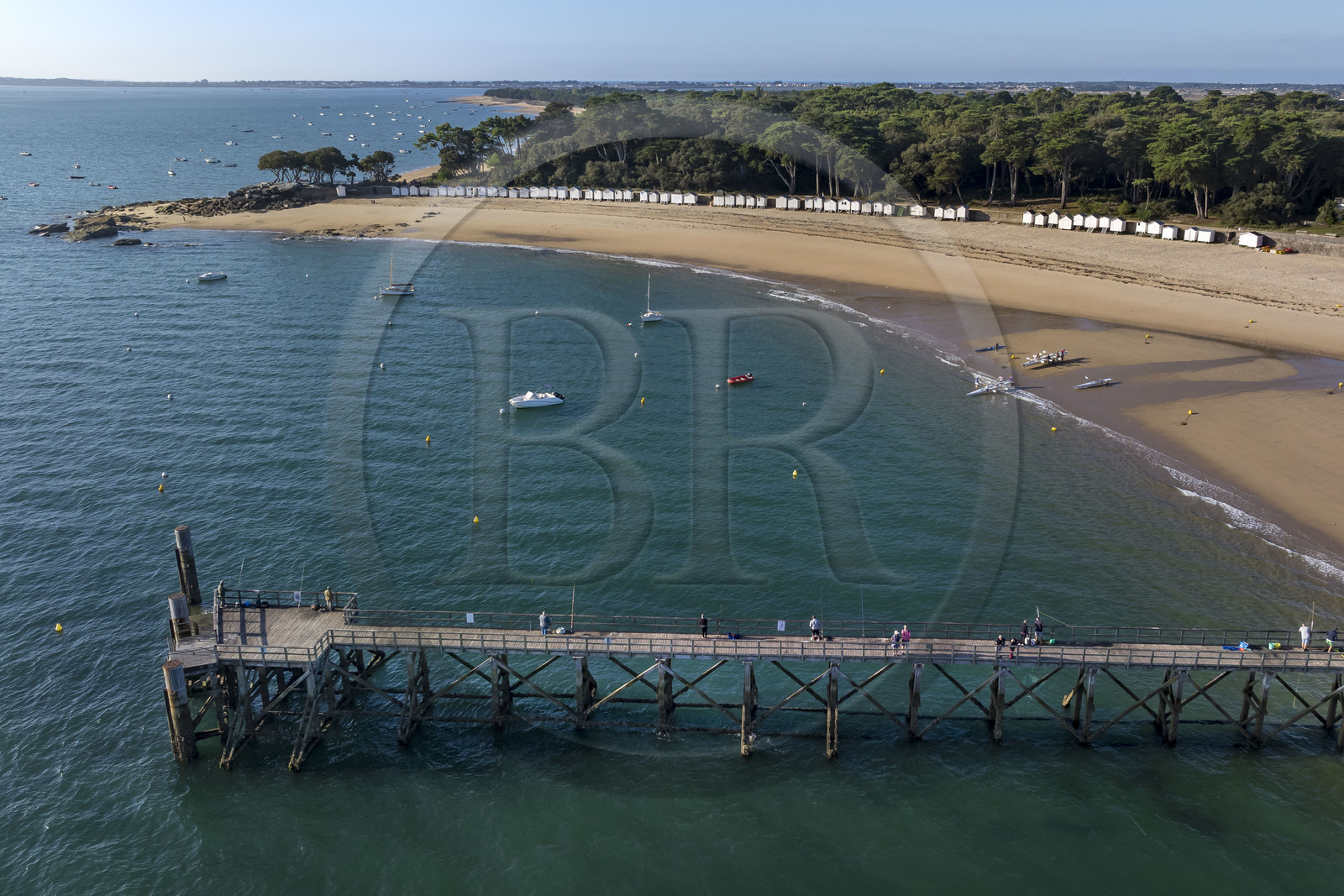 France, Vendée (85), Ile de Noirmoutier, Noirmoutier-en-l'Ile, le Bois de la Chaise, la plage des Dames, son estacade et ses cabines de plage en bois (vue aérienne)