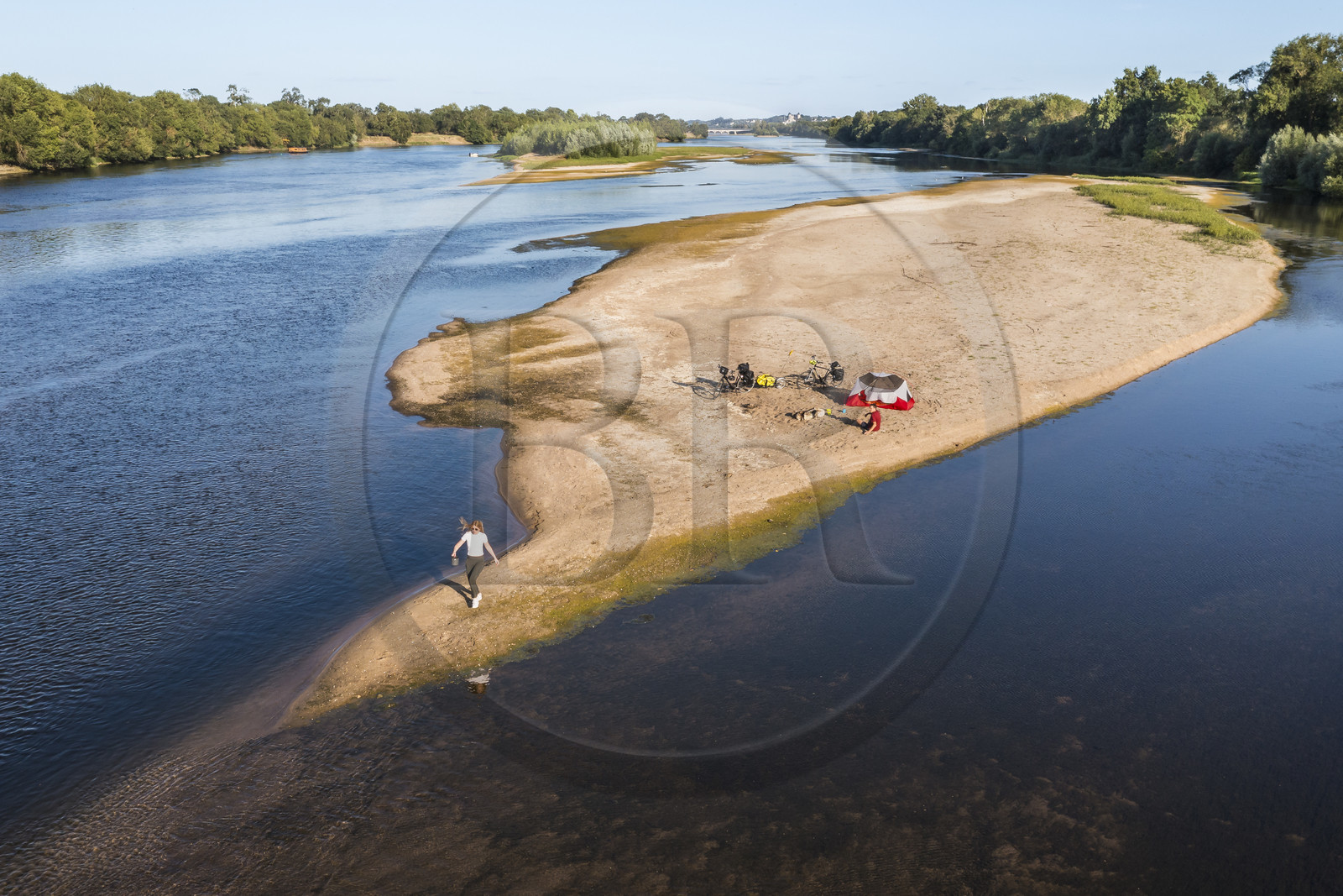 France, Maine-et-Loire (49), vallée de la Loire classée au Patrimoine Mondial par l'UNESCO, randonnée à bicyclette le long des berges de la Loire, campement pour la nuit sur un des bancs de sable formant des îles sur la Loire (vue aérienne)