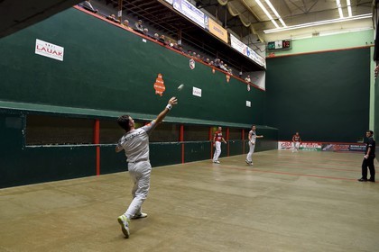 France, Pyrénées-Atlantiques (64), Pays-Basque, Saint-Jean-Pied-de-Port, trinquet Garat, traditionnelle partie de Pelote basque à main nue pour la coupe des Chasseurs