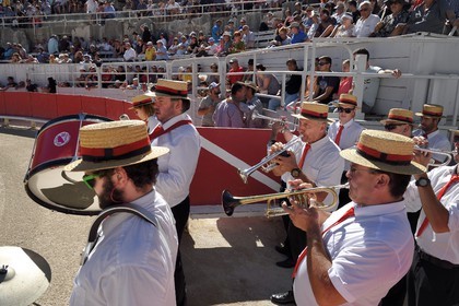 France, Bouches-du-Rhône (13), Arles, entrée de la fanfare pour la course camarguaise  de la Cocarde d'Or aux Arènes