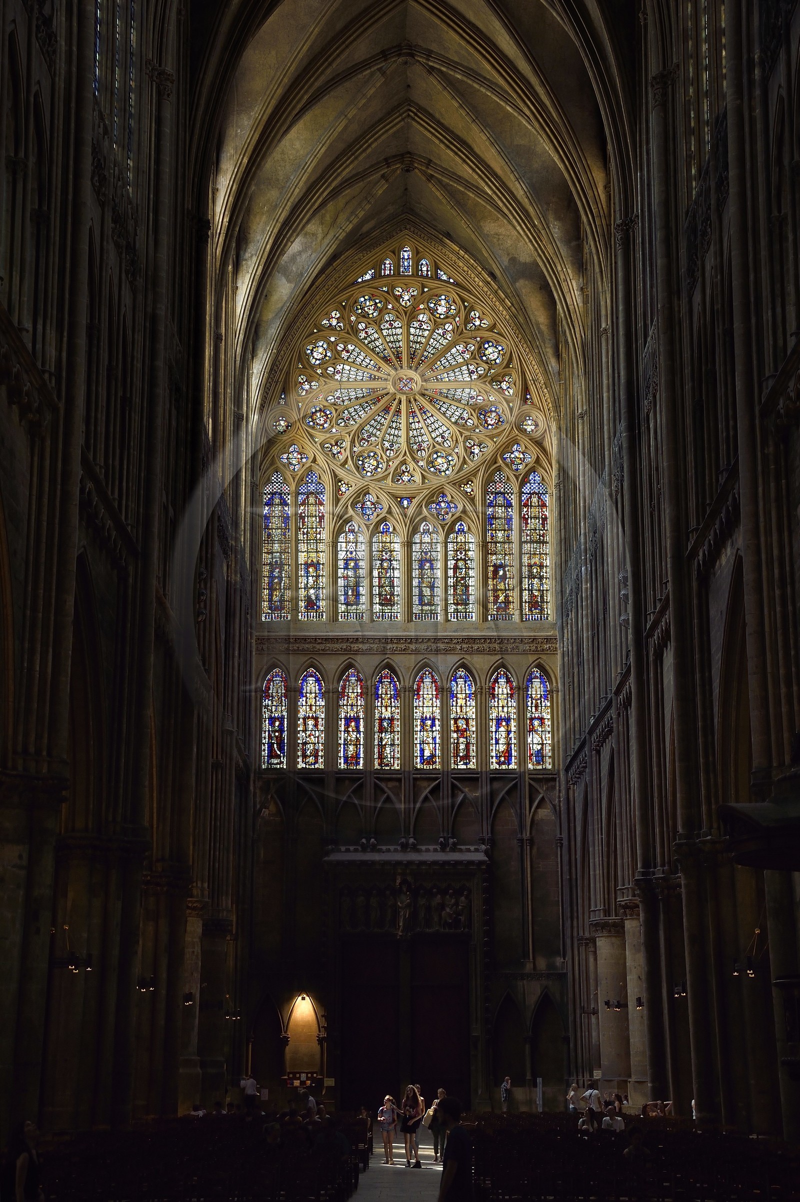 France, Moselle (57), Metz, la cathédrale Saint-Etienne, la nef et les vitraux du XIVeme siècle de Hermann de Münster sur la facade occidentale dont la grande rosace
