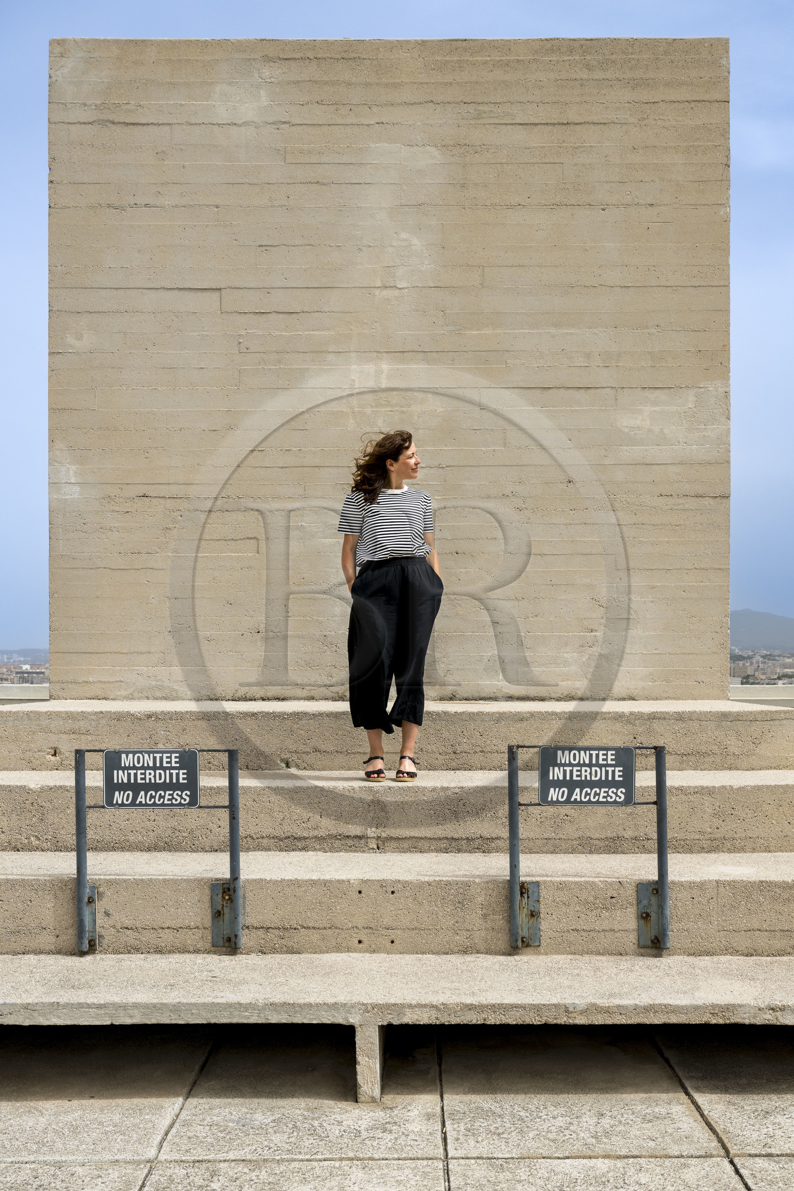 France, Bouches-du-Rhône (13), Marseille, oeuvre architecturale de Le Corbusier, classée Patrimoine Mondial de l'UNESCO, la Cité Radieuse par l'architecte Le Corbusier, Laura Serra Forest sur l'auditorium en plein air, co-fondatrice de Kolektiv, sur le toit-terrasse