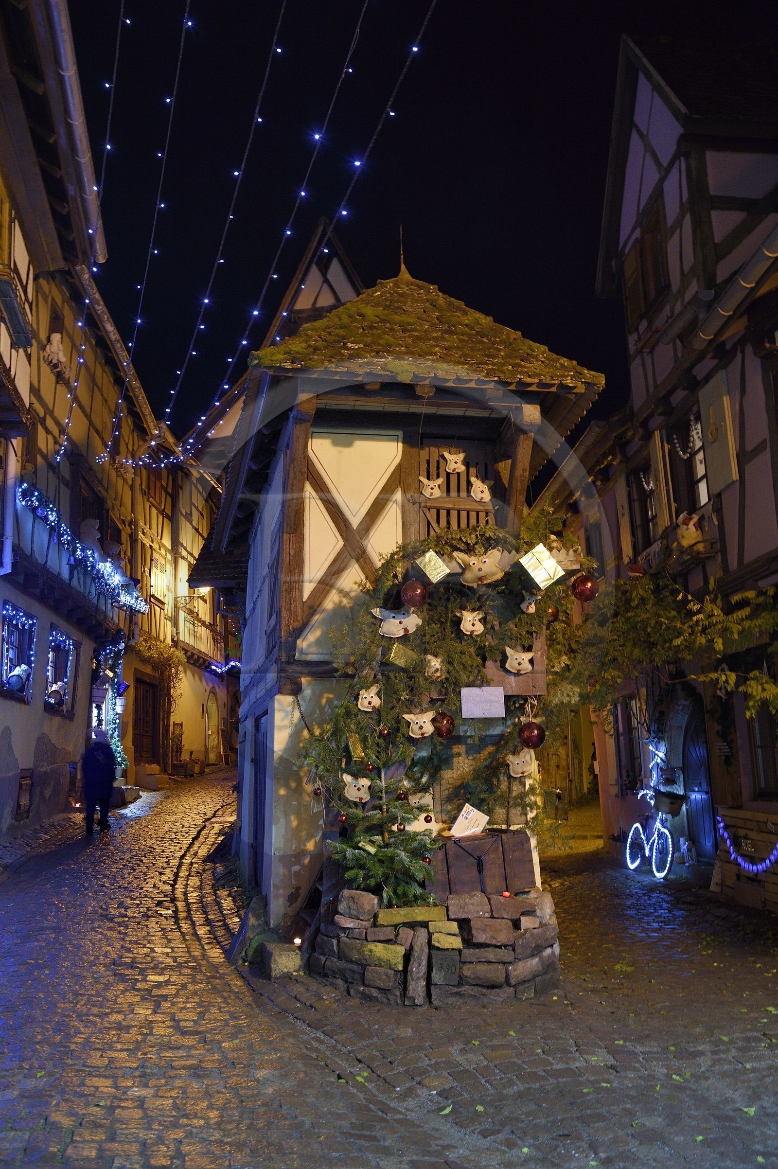 France, Haut-Rhin (68), Eguisheim, labellisé Les Plus Beaux Villages de France, ruelle des Remparts, illuminations et décorations de Noël