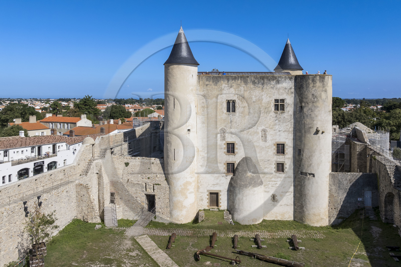 France, Vendée (85), Ile de Noirmoutier, Noirmoutier-en-l'Ile, le chateau médiéval (vue aérienne)