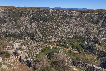 France, Hérault (34), les Causses et les Cévennes, paysage culturel de l'agro-pastoralisme méditerranéen inscrit au Patrimoine Mondial de l'UNESCO, Saint-Maurice-Navacelles, le Cirque de Navacelles, le rocher de la Vierge est entouré par un bras mort de la rivière La Vis (vue aérienne)