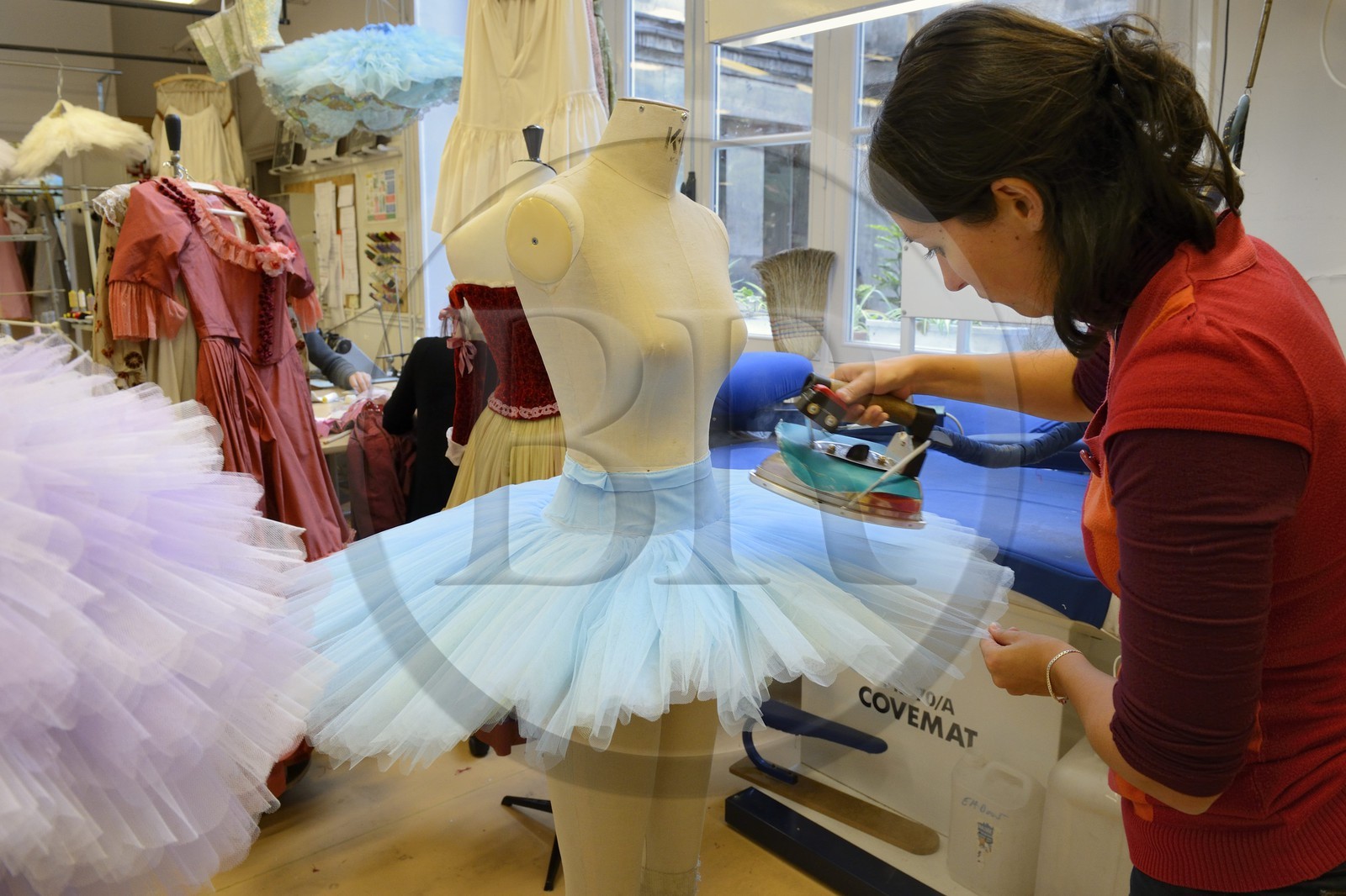 France, Paris (75), Opéra Garnier, les ateliers du costume, les ateliers flous, confection d'un tutu