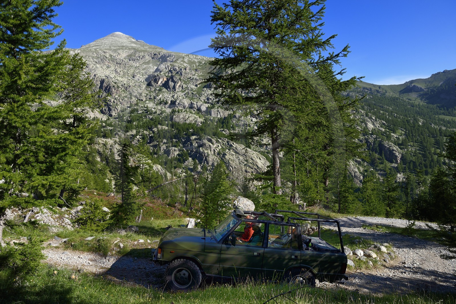 France, Alpes-Maritimes (06), parc national du Mercantour, vallon de la Minière en contrebas de la Vallée des Merveilles, la seule piste d'accés pour les 4x4 autorisés de Pierre Berlière de Mercantour Randonnée, et le Mont Bégo (2872m) en arrière plan