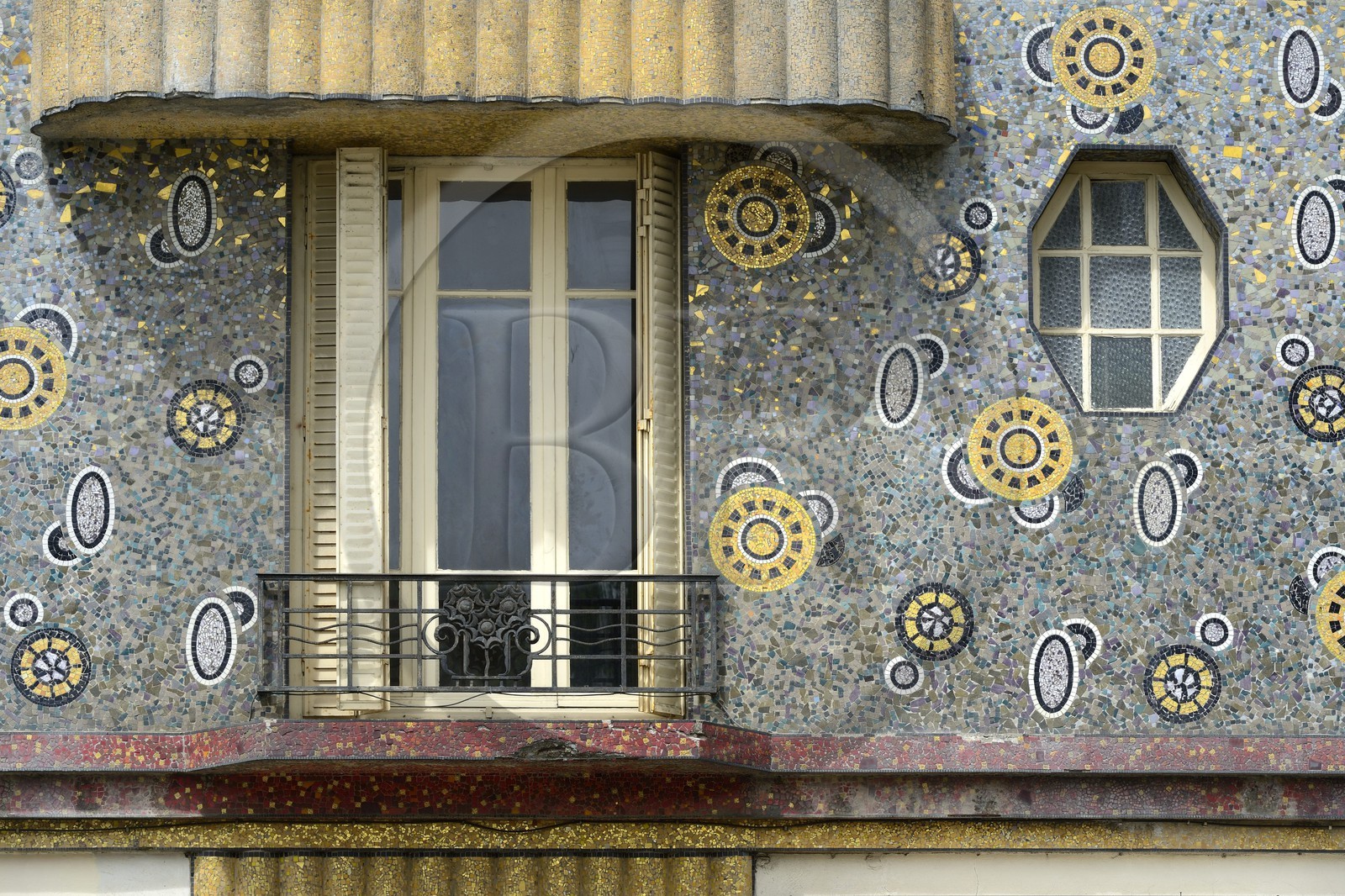 France, Ille-et-Vilaine (35), Rennes, immeuble Poirier (1931) au 7 avenue Janvier valorisé par de larges bandes de mosaïque Odorico et un décor en rondins dorés