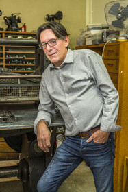 France, Aveyron (12), Maison Fabre (Ganterie Fabre), manufacture de gants familiale fondée en 1924, Jean-Marc Fabre dans l'atelier de  fabrication de gants