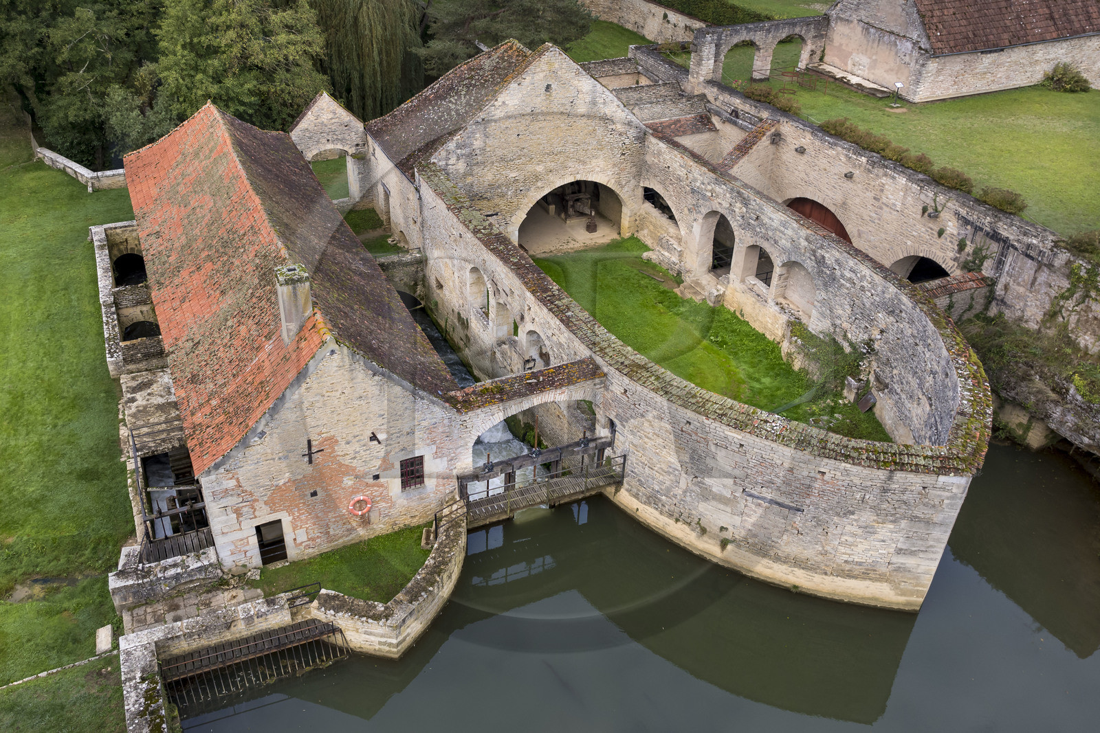 France, Côte-d'Or (21), Buffon, la Grande Forge de Buffon alimenté par le bief de l'Armançon (vue aérienne)