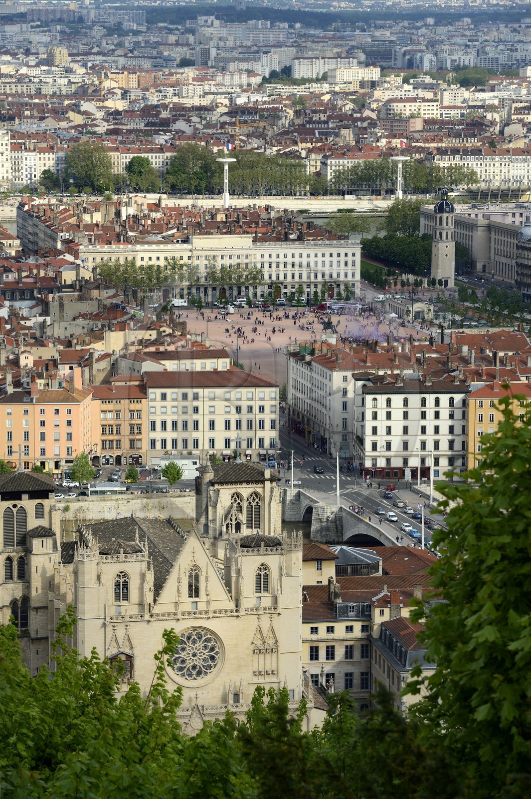 France, Rhône (69), Lyon, site historique classé Patrimoine Mondial de l'UNESCO, Vieux Lyon, la cathédrale (primatiale) Saint Jean et la place Bellecour dans le quartier de la Presqu'Ile en arrière plan