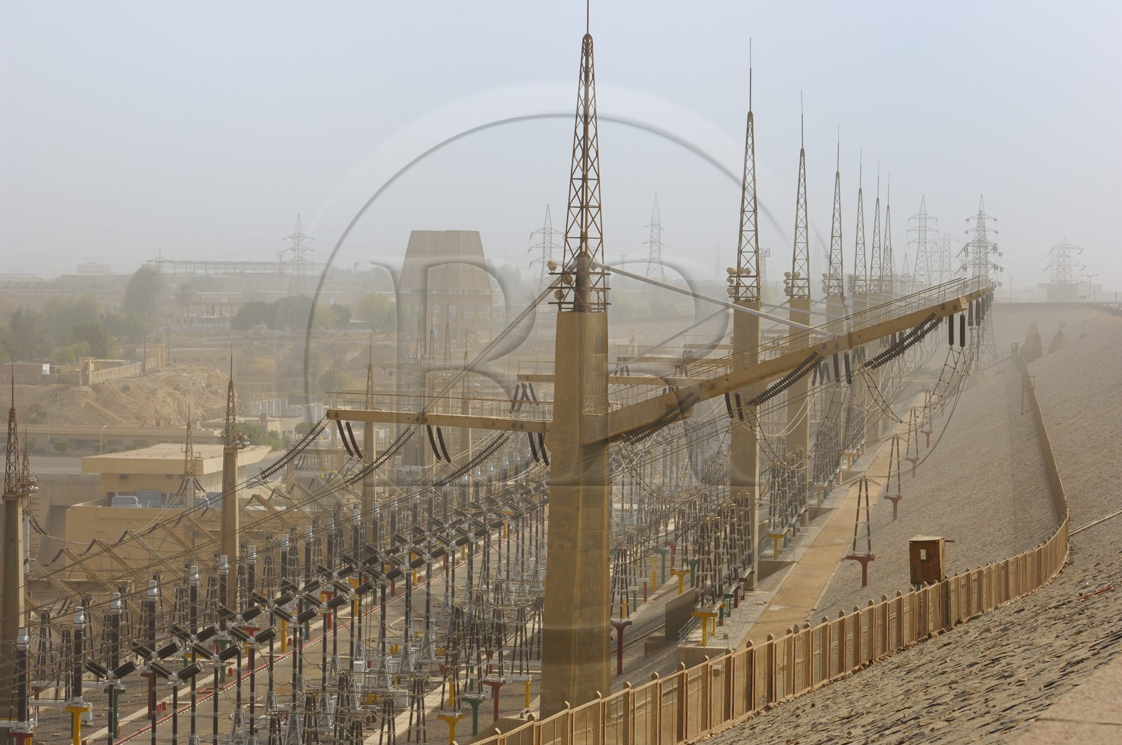 Egypte, Haute Egypte, Assouan, centrale hydroélectrique du haut-barrage sur le Nil