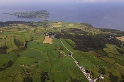 Royaume-Uni, Angleterre, Ile de Man, la pointe sud de l'ile et le village de Cregneash (vue aérienne)