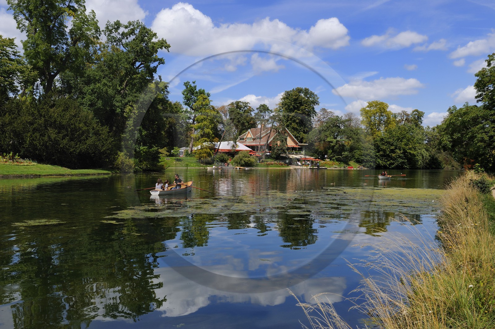 France, Paris (75), le Bois de Boulogne, promenade en barque autours des iles du Lac Inférieur et le restaurant le Chalet des Isles