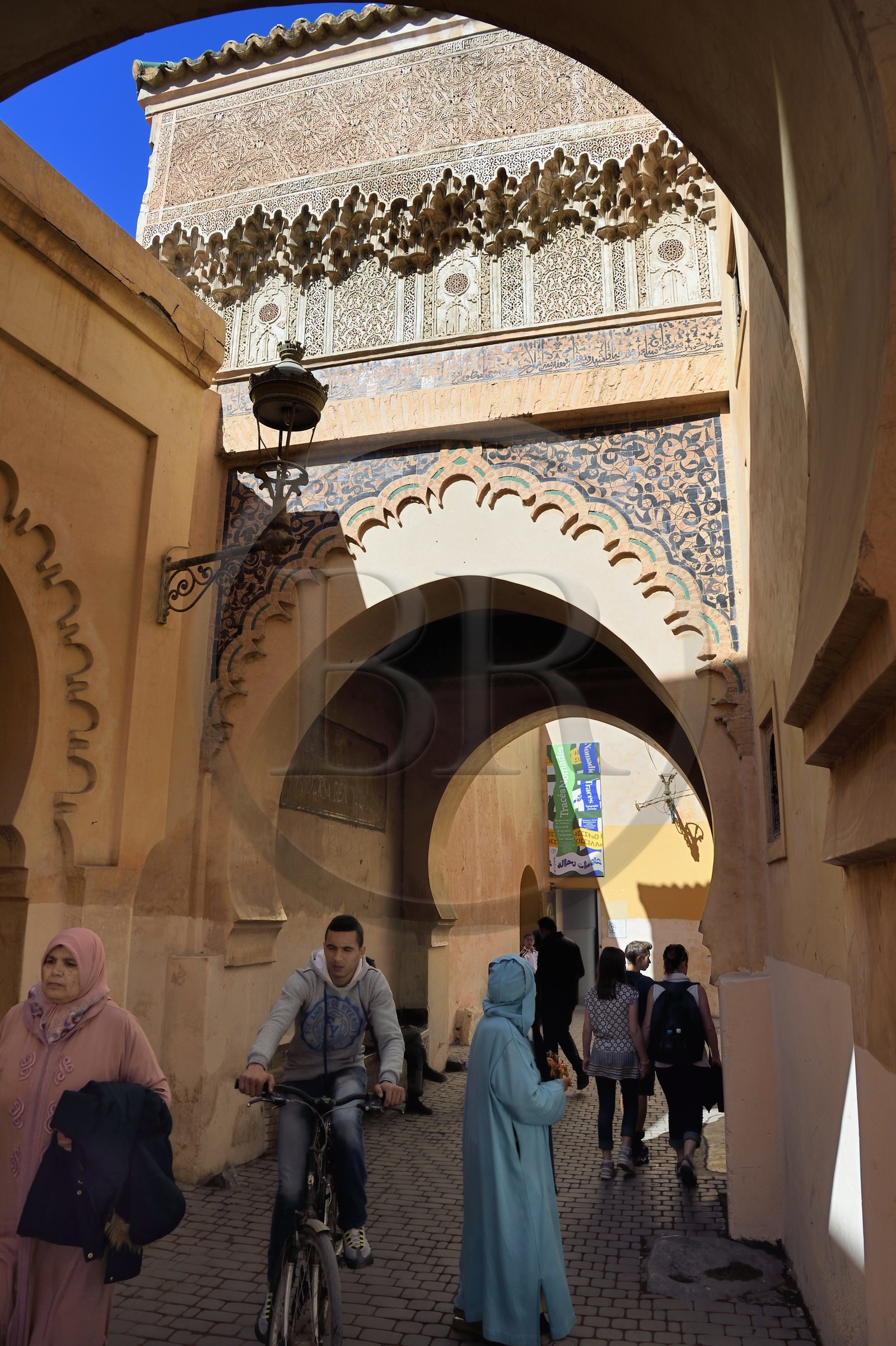 Maroc, Haut-Atlas, Marrakech, ville impériale, Médina classée Patrimoine Mondial de l'UNESCO, entrée de la Medersa Ali Ben Youssef (école coranique)