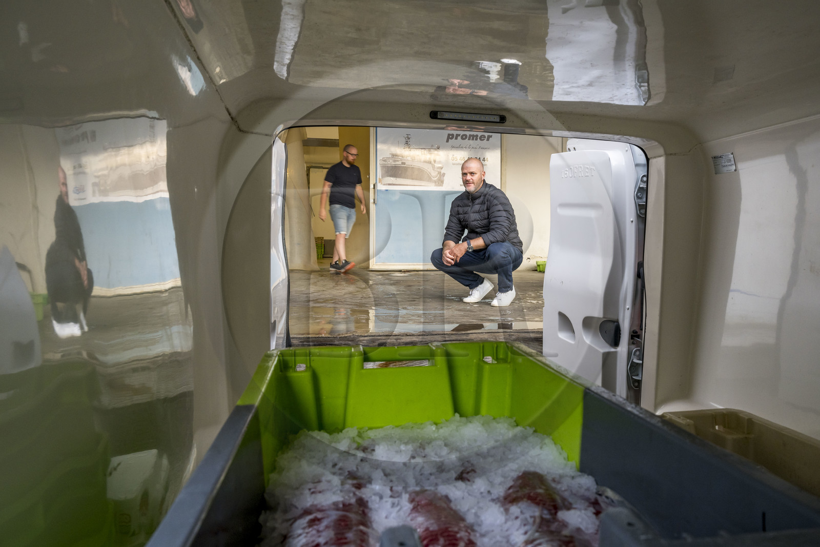 France, Charente-Maritime (17), La Rochelle, Port de pêche de Chef de Baie, le chef étoilé Christopher Coutanceau fait son marché à la halle à marée (criée) qui accueille aussi les entreprises de mareyage