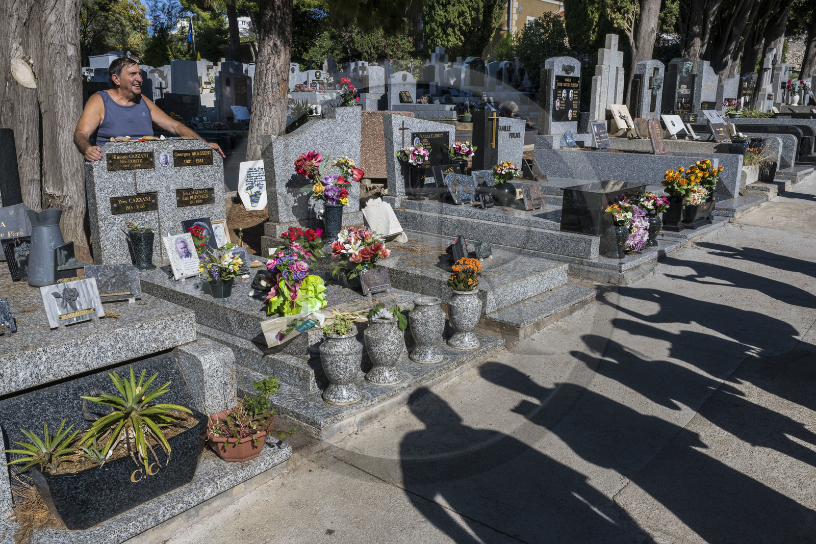France, Hérault (34), Sète, cimetière Le Py, tombe de tombe de l’auteur-compositeur-interprète Georges Brassens, André, admirateur du chanteur, prend la pose pour sa famille