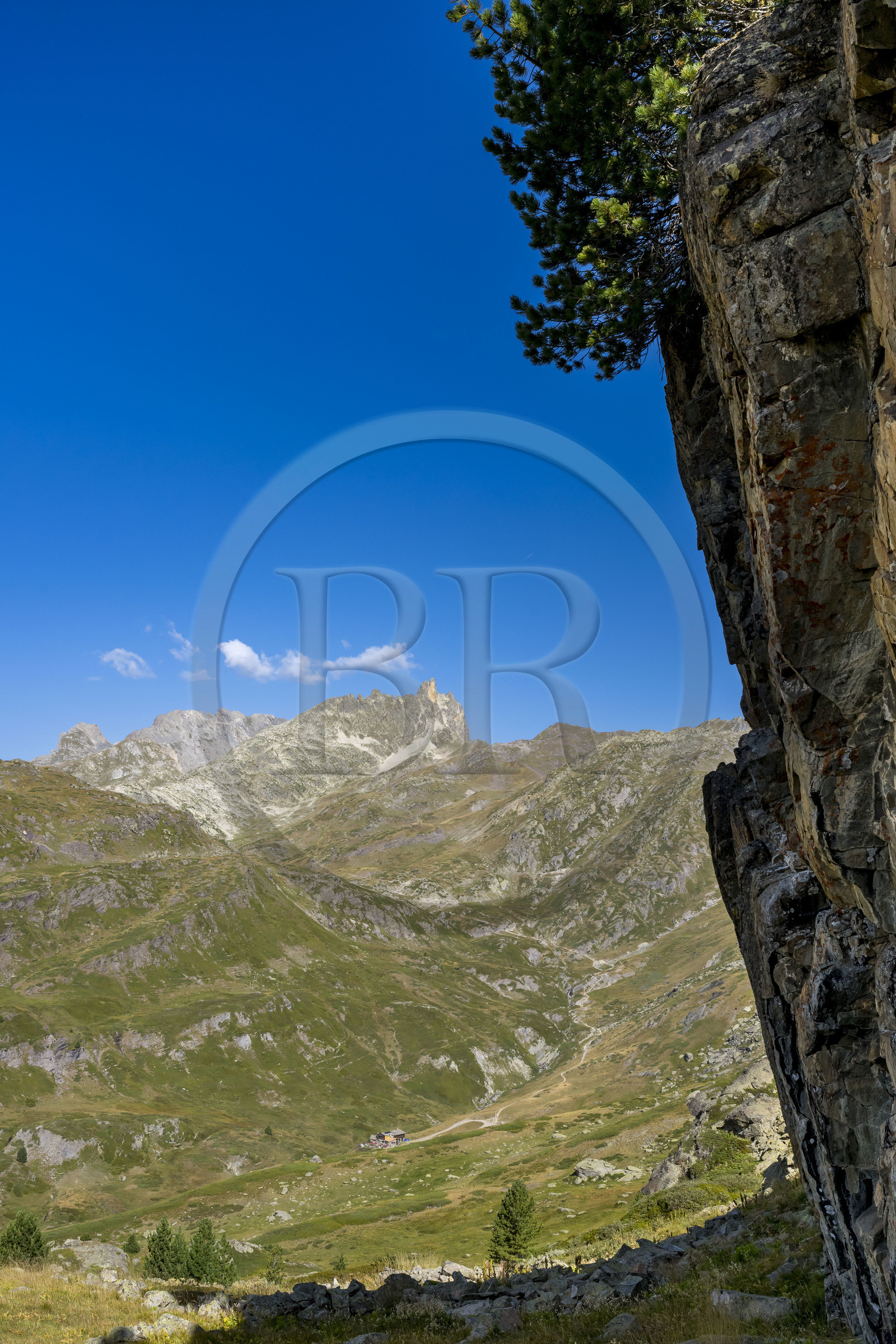 France, Hautes Alpes (05), le Briançonnais, Névache, vallée de la Clarée au pied du massif des Cerces, le refuge des Drayères en arrière plan