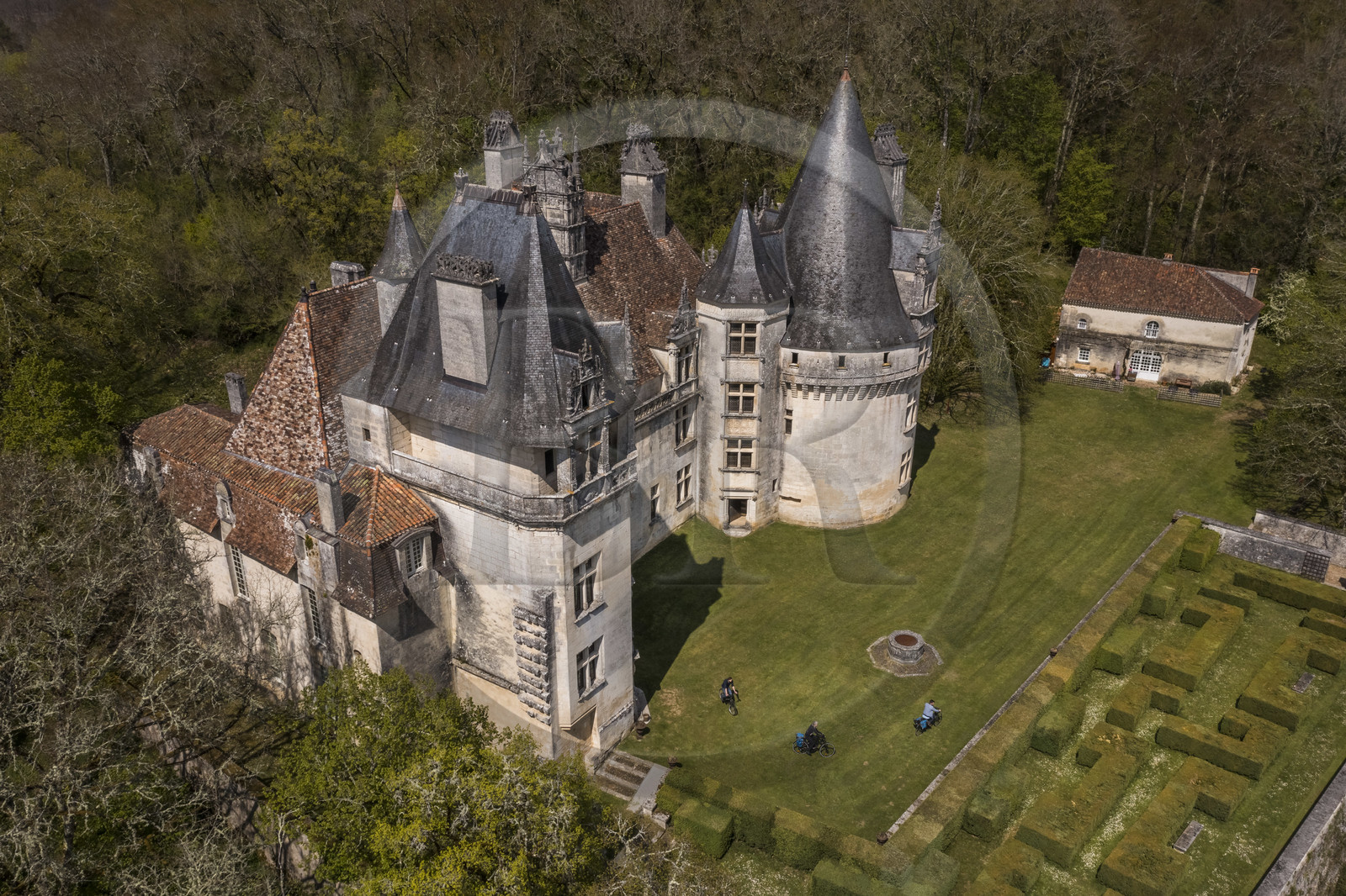 France, Dordogne (24), Périgord Vert, Villars, cyclistes faisant la véloroute la Flow Vélo devant le château de Puyguilhem de style Renaissance (vue aérienne)