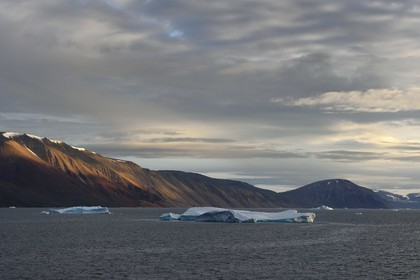 Groenland, cote Nord-Ouest, mer de Baffin, iceberg dans Inglefield Fjord vers Qaanaaq