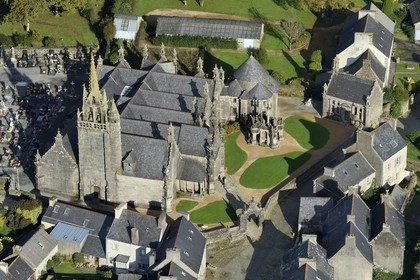 France, Finistère (29), Guimiliau, l'église et le calvaire dans l'enclos paroissial (vue aérienne)