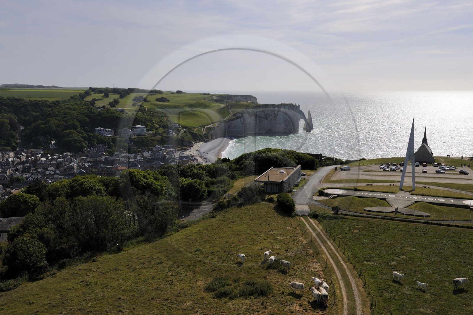 France, Seine-Maritime (76), Pays de Caux, Côte d'Albâtre, Etretat, la falaise d'Aval avec l'Aiguille Creuse et l'église Notre-Dame-de-la-Garde (vue aérienne)