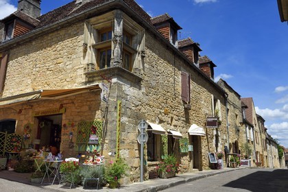 France, Dordogne (24), Périgord Noir, vallée de la Dordogne, vallée de la Dordogne, Domme, labellisé Les Plus Beaux Villages de France, fenetre à meneaux à l'angle de la rue Geoffroy de Vivans