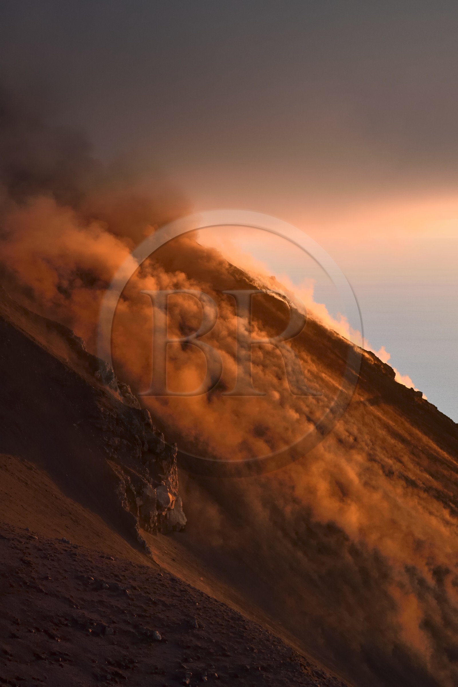 Italie, Sicile, iles Eoliennes, classées Patrimoine Mondial de l'UNESCO, ile de Stromboli, fumerolles d'une éruption et chute de bombes de lave sur les pentes du volcan actif au coucher de soleil