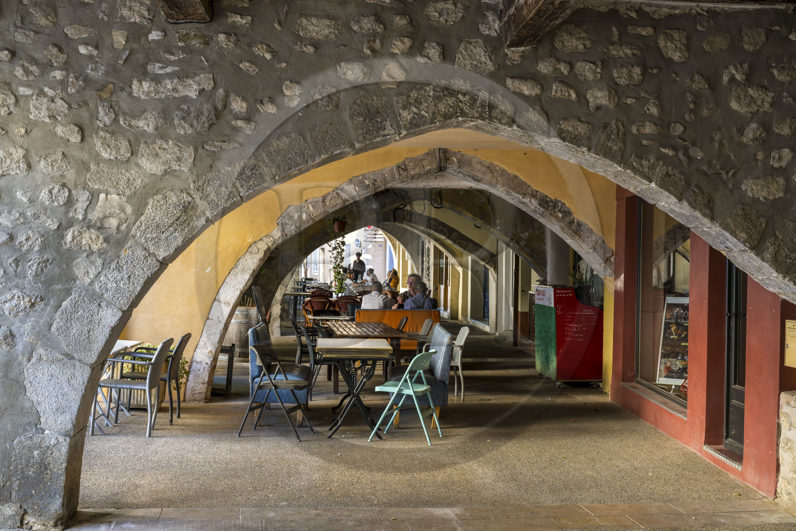 France, Drôme (26), parc naturel régional des Baronnies provençales, Buis-les-Baronnies, les arcades de la place du marché