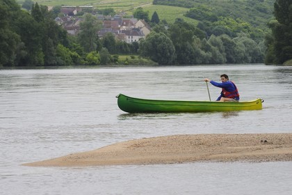 France, Nièvre (58), la Loire vers Pouilly-sur-Loire, Joël Bettin, médaillé olympique à Séoul, de Canoë évasion (03 86 39 13 75)organise des découvertes de la Loire en canoë