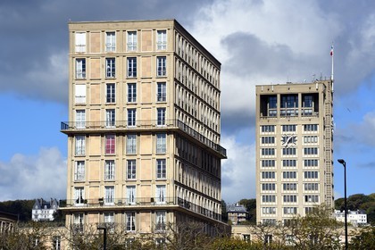 France, Seine-Maritime (76), Le Havre, Centre-ville reconstruit du Havre par Auguste Perret classé Patrimoine Mondial de l'UNESCO, immeuble Perret de la rue Victor Hugo et l'Hotel de Ville de Perret (1958) en arrière plan