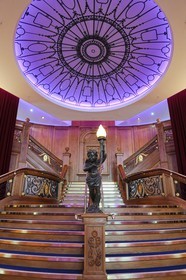 Royaume-Uni, Irlande du Nord, Belfast, quartier des docks de Queen's Island, le centre Titanic Belfast Experience, reconstitution du grand escalier du Titanic dans le restaurant
