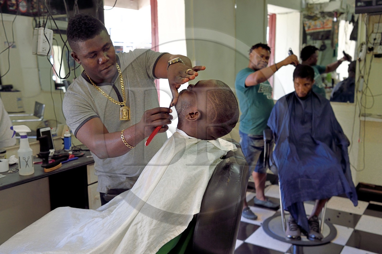 Caraïbes, Ile de la Dominique, la capitale Roseau, le Quartier français, salon de coiffure pour hommes dans la rue principale Great George Street