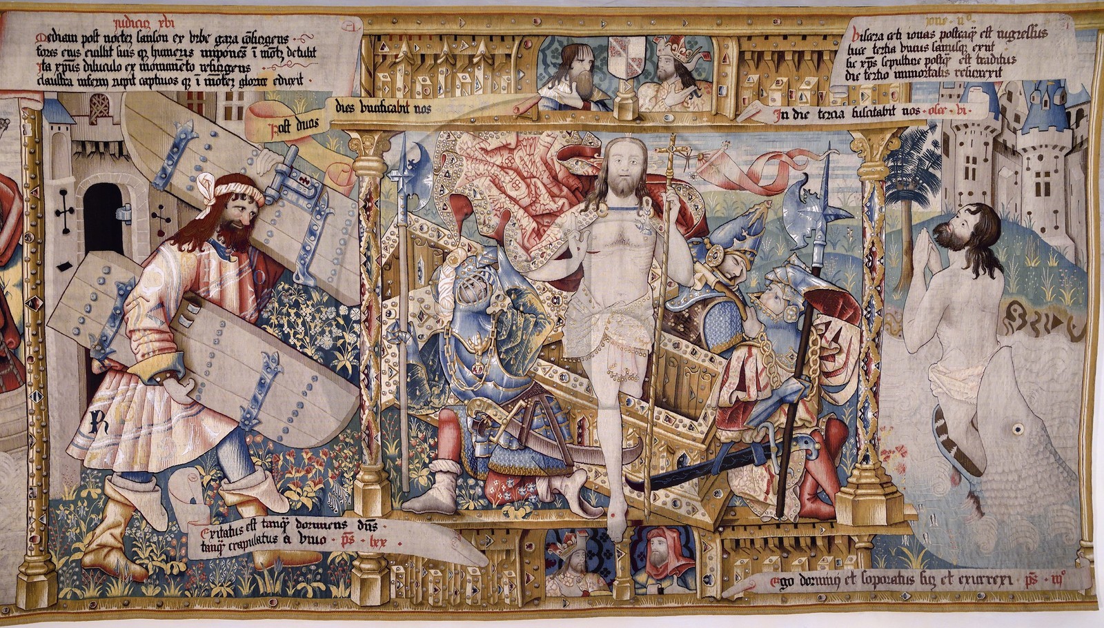 France, Haute-Loire (43), Parc naturel régional Livradois-Forez, l'abbaye de La Chaise-Dieu, tapisseries de la tenture de choeur, ensemble des 14 tapisseries flamandes réalisées au XVIe siècle retraçant des récits bibliques issus de l’Ancien et du Nouveau Testament, Sanson arrache les portes de Gaza puis la Résurrection du Christ et Jonas sortant vivant du monstre marin