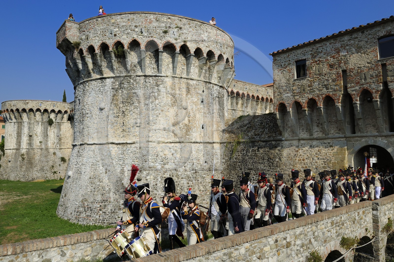 Italie, Ligurie, Sarzana, Napoleon Festival, troupes françaises de la Grande Armée quittant la citadelle (forteresse Firmafede)
