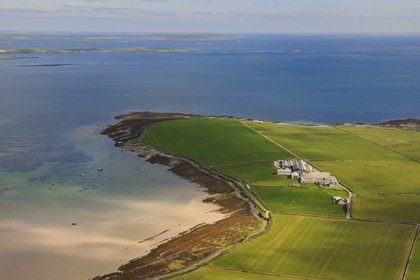 Royaume-Uni, Ecosse, Iles Orcades, Ile de Westray, ferme en bordure de mer (vue aérienne)